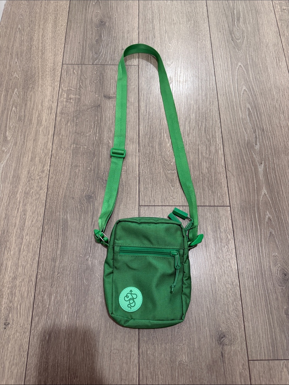 Compact Green Crossbody Bag with Front Zip Pocket